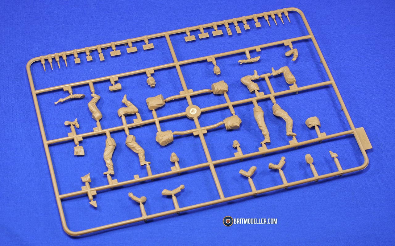 Panhard 178 with French Armoured Vehicle Crew - 1:35 ICM - Kits ...